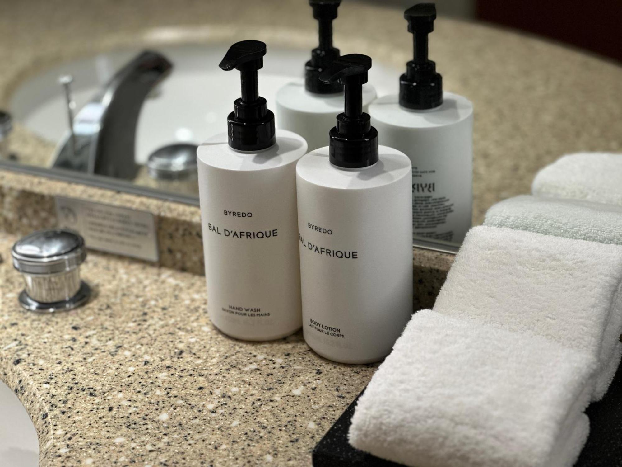 Intercontinental Seoul Coex, An Ihg Hotel Exterior foto Soap and shampoo dispensers in a hotel bathroom